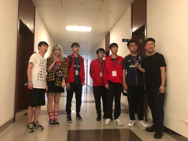 全球PUBGx布加迪联名上线！复古风迷你游戏“鸡地求生”回归
